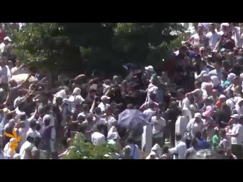Serbian PM Vucic Flees Stone-Throwers At Srebrenica Memorial