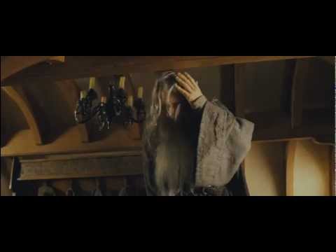 Ian Mckellen (Gandalf) hits his head in Lord of the Rings
