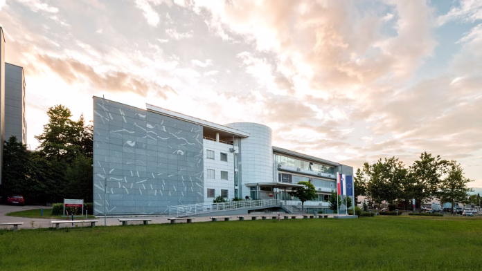 0 Fakulteta za upravo.