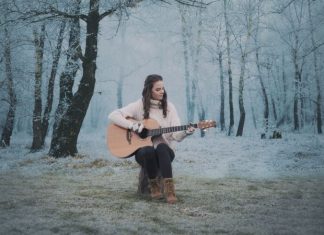 Ditka izdala nov božični komad Warm Hearts Ditka Warm Hearts