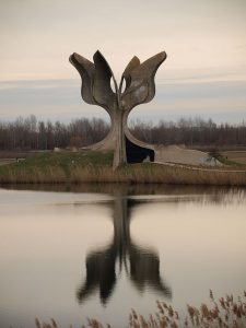 Spomenik umrlim v Jasenovacu.