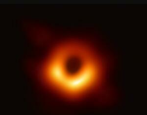 Zgodovinska fotografija črne luknje je zaznamovala leto 2019 Crna luknja