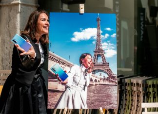 Ženske usmerjajo razvoj zabavne elektronike Sodobna ženska s Huawei P20 Pro