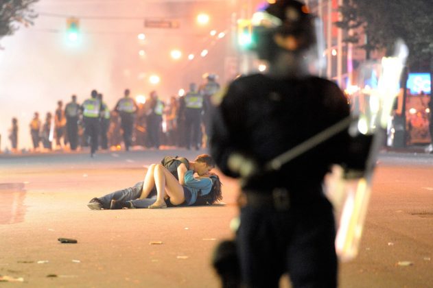 Slika para, ki se poljublja med protesti v Kanadi po finalu hokejske lige.