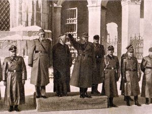 Gregoriji Rožman in Leon Rupnik v družbi nacističnih častnikov ob pregledu domobranske vojske.