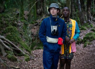 Sex Education navdušuje z reprezentacijo vseh seksualnosti Glavni junak serije Otis in njegov najboljši prijatelj Eric v gozdu.