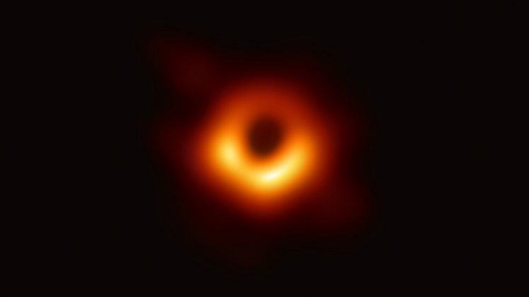 Prva slika črne luknje, ki so jo kadarkoli posneli.