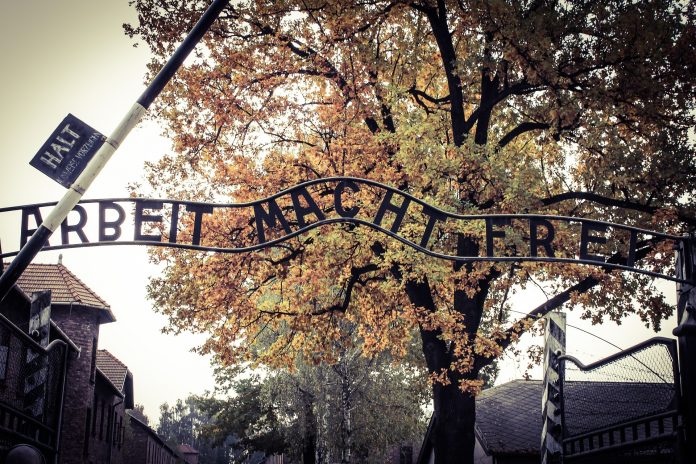 Napis: " Delo osvobaja" ob vhodu v Auschwitz.