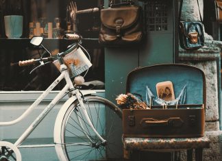 Knjiga meseca: Dekle, ki si ga zapustil Kolo prislonjeno ob trgovino