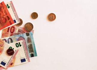 Kar nekaj Slovencev ne more pravočasno plačevati računov Evro bankovci in kovanci