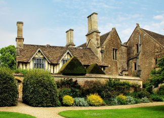 Knjiga proti filmu: Pride and prejudice Stara angleška hiša