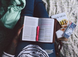 Do konca februarja razpis za nepovratno denarno pomoč študentom v stiski Pogled na zvezek v naročju študenta