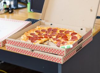 Hitri in hranljivi obroki za med izpitnim obdobjem pizza v škatli