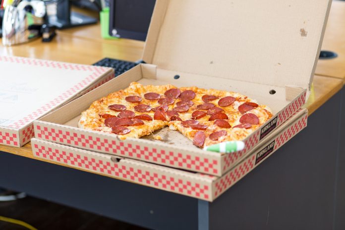 pizza v škatli