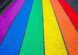 LGBTQ barvee narisane na asfaltu kot zastava