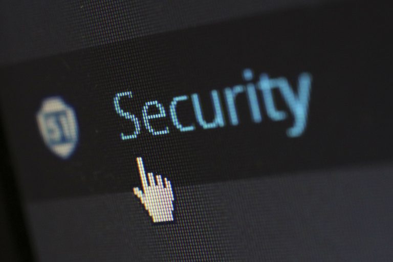 Računalniški ekran, na katerem piše Security, nanj je postavljena miška