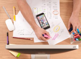 Začenja se zimsko izpitno obdobje: top last minute nasveti za učenje telefon in zapiski okoli njega