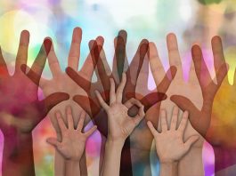 Roke ponazarjajo prostovoljstvo