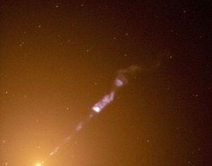 Astronomi ujeli edinstveno fotografijo silovitega curka materije iz črne luknje črna luknja