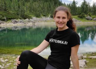 Naravna kozmetika z dušo Anja sedi na skali pred jezerom