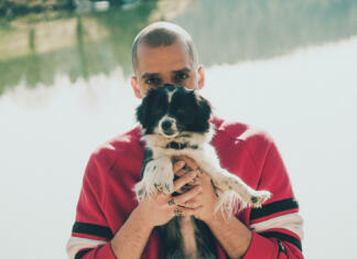 Vauks o glasbi, vlogih, psički Lisi in potovanjih: »Mislim, da je moje jadro obrnjeno v pravo smer in te smeri se držim.« Jan Vaukman in Lisa