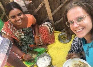 Intervju s Saro Povše: Koronavirus kriza v Indiji in bitka za preživetje brezdomne družine Sara in Poonam med obrokom.