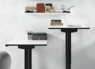 Ali kot študent potrebujem stoječo mizo? Dve stoječi mizi, nastavljeni na različni višini