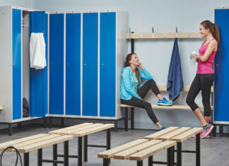Prednosti garderobnih omaric za mlade Dve dekleti v športni garderobni sobi z garderobnimi omaricami