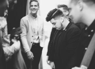 Luka Sešek: »Ne predstavljam si življenja brez glasbe.« Luka Sešek, v ozadju skupina Proper