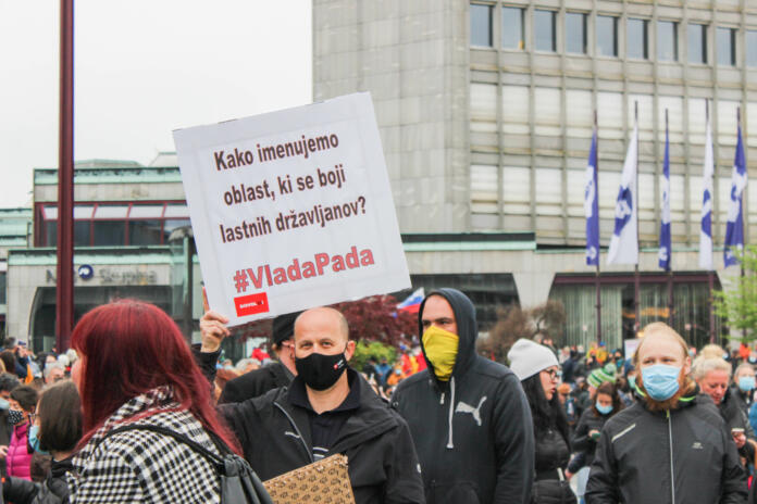 protivladni protest na Trgu republike, moški drži transparent