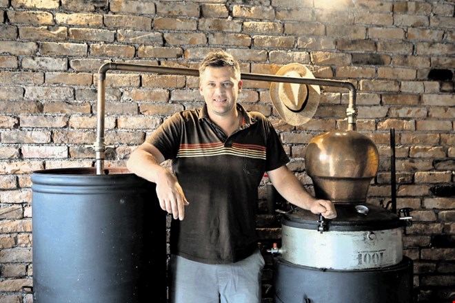 Erik Sarkič v destilarni