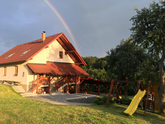 Gostilna Jaklkič - pogled na vrt z mavrico