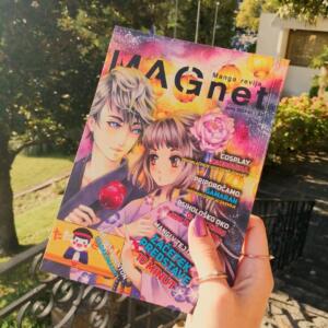 Oseba, ki drži četrto številko revije MAGnet