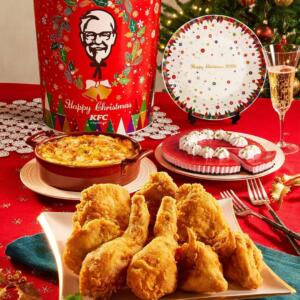 Ocvrt piščanec restavracije KFC na praznično okrašeni mizi