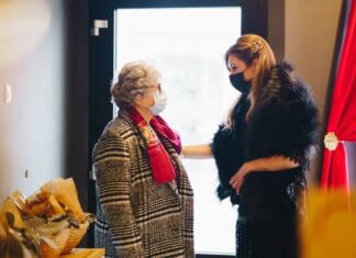 Maša Kastelic: »Rdeča češnja je zgodba o ljubezni« Rdeča češnja v centru Novega mesta je zgodba o ljubezni, ki jo piše Maša Kastelic