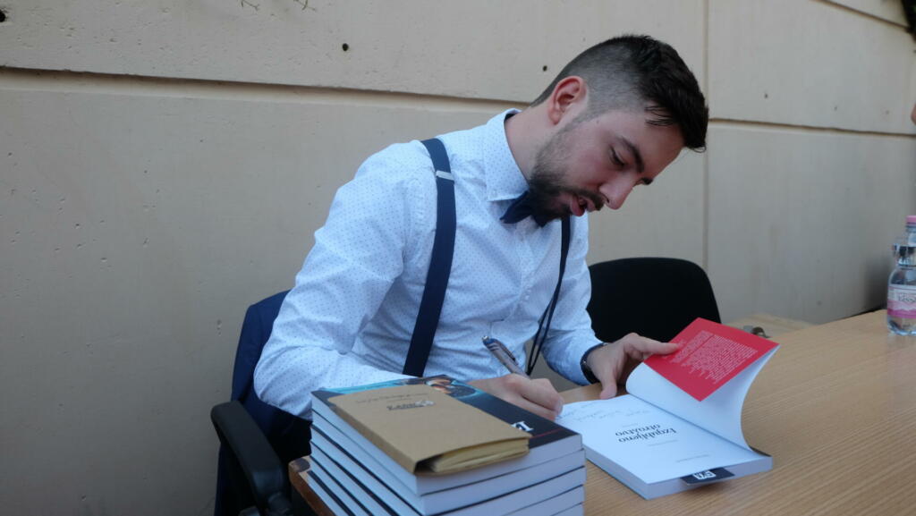 Damijan Janžeković med predstavitvijo svoje knjige Izgubljeno otroštvo