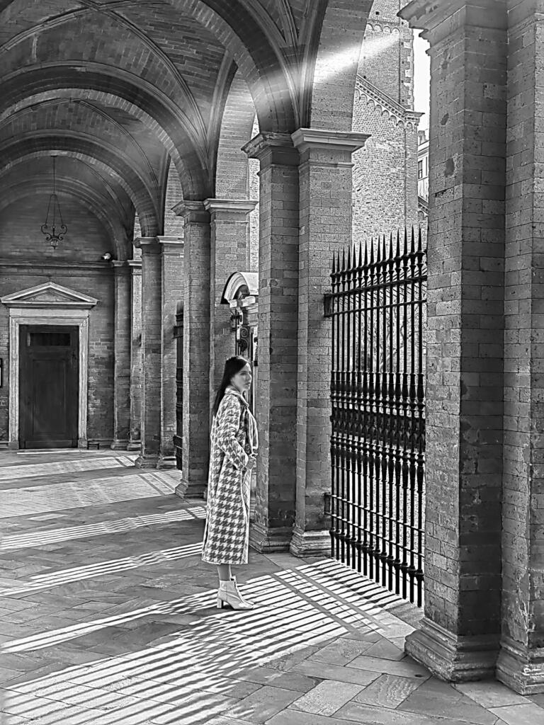 Ženska stoji v stari stavbi