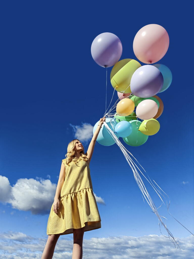 Ženska v roki drži balone