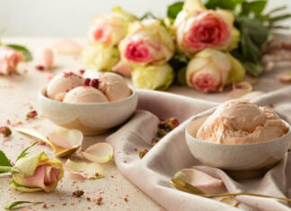 Nostradamus napoveduje: top sladoledi poletja Kepice sladoleda v posodicah in šopek vrtnic