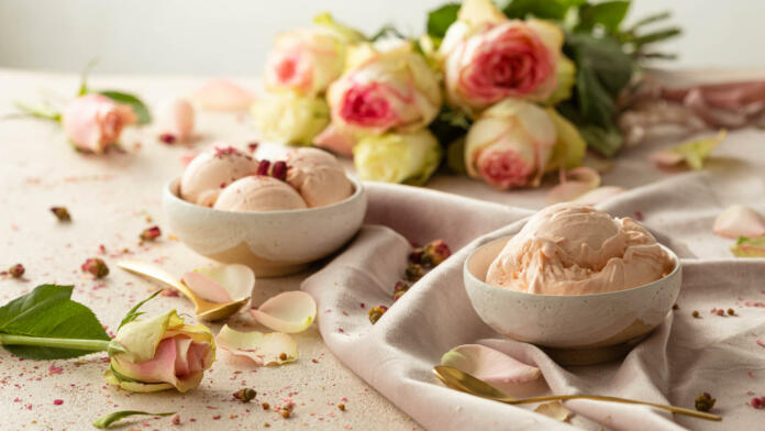 Kepice sladoleda v posodicah in šopek vrtnic