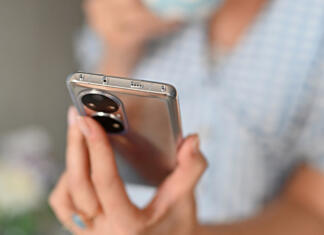 Izkoristite sončne dni za ustvarjanje nepozabnih fotografij Roka drži telefon