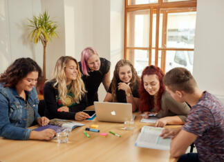 Magistrski študijski program »Turistične destinacije in doživetja« Skupina študentov sedi za mizo