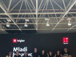 Mladi pozirajo pred ozadjem, kjer piše Mladi kreativci