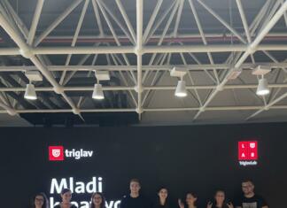 Znani so finalisti natečaja za Mlade kreativce! Mladi pozirajo pred ozadjem, kjer piše Mladi kreativci