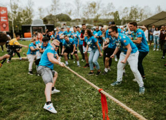 25. edinstvena Škisova Moški vlečejo vrt, zraven navija občinstvo