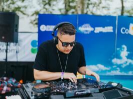 DJ za svojo mizo