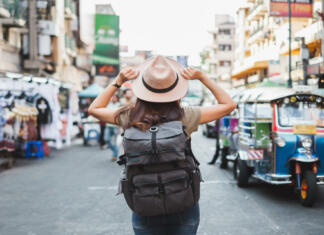 Tajska – Popotovanje po deželi tisočerih nasmehov Back view Asian woman tourist backpacker travel in Khao San road, Bangkok, Thailand