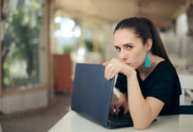 Spletni portal za študente obvešča: zamenjajte gesla Girl trying to keep her internet data confidential typing password in secret