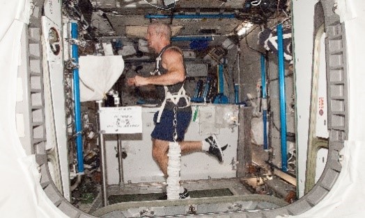 astronavt telovadi v vesolju