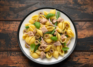Kuhanje za začetnike: kako pravilno skuhati makarone Italian Tuna conchiglie pasta with green beans, olives and red onion. Healthy diet food.